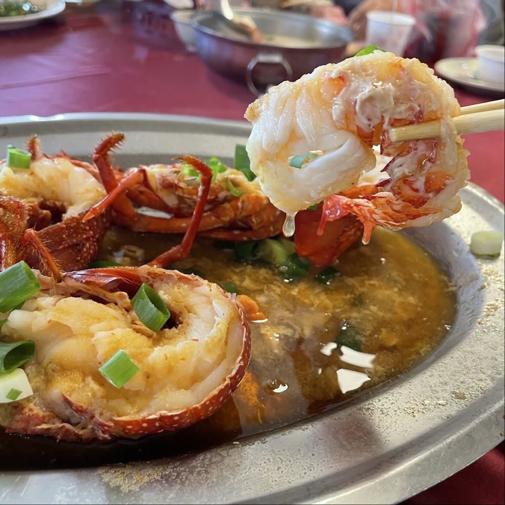 用筷子夾起龍蝦肉的蒸龍蝦料理