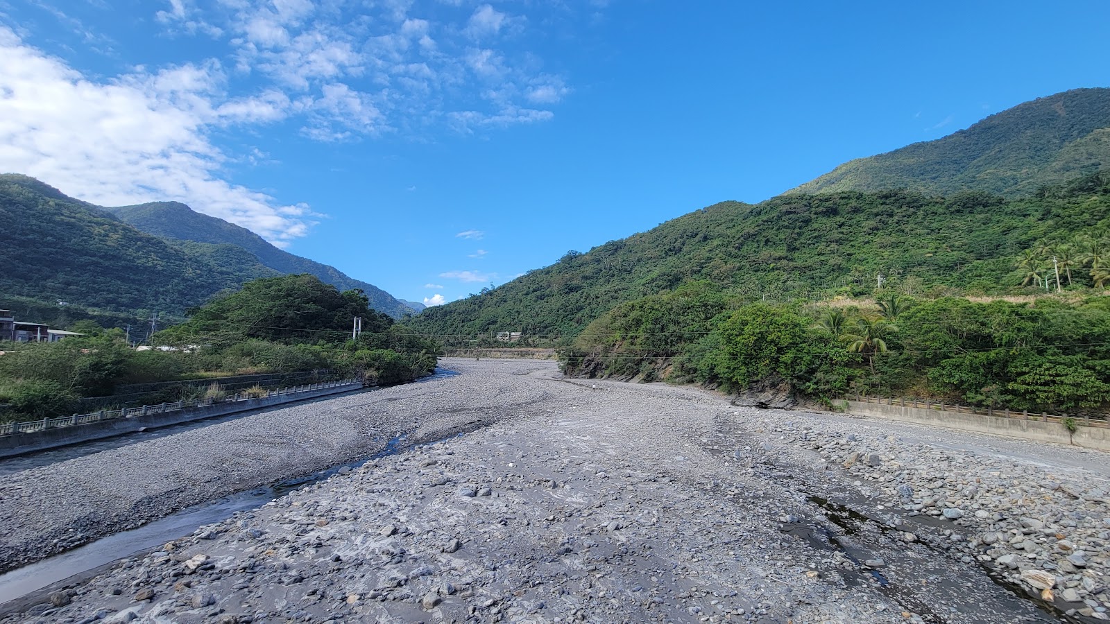 金崙溪廣闊礫石河床全景藍天台東野溪景觀