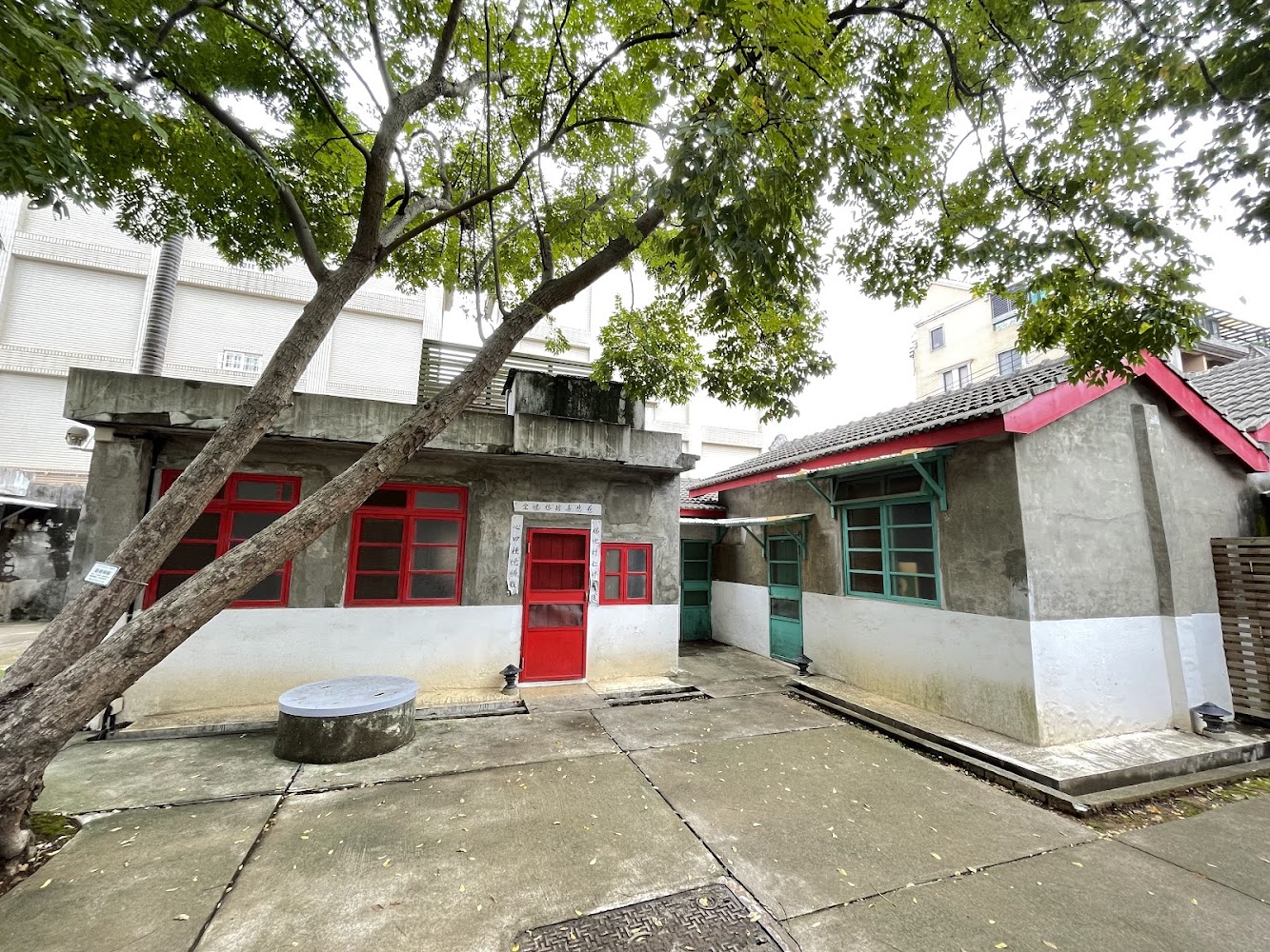 兩棟平房與彩色門窗及水井
