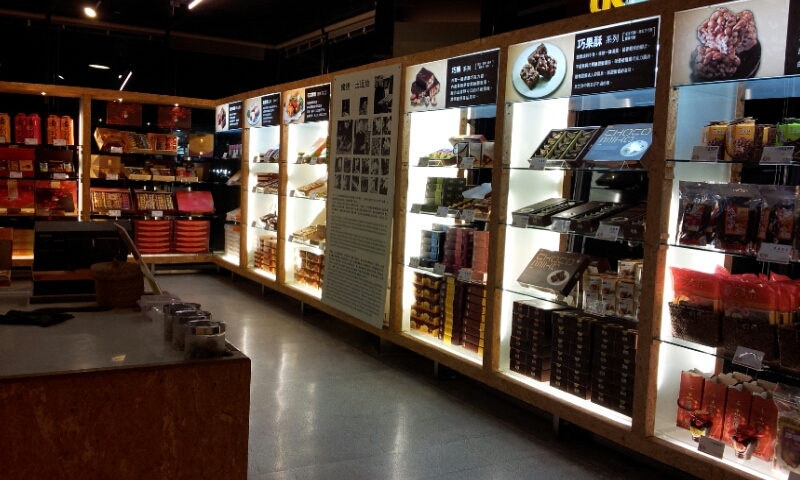 龍情花生糖龍潭總店店內商品區