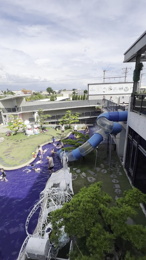 水銡利廚衛生活村戶外滑水道與草地遊戲區