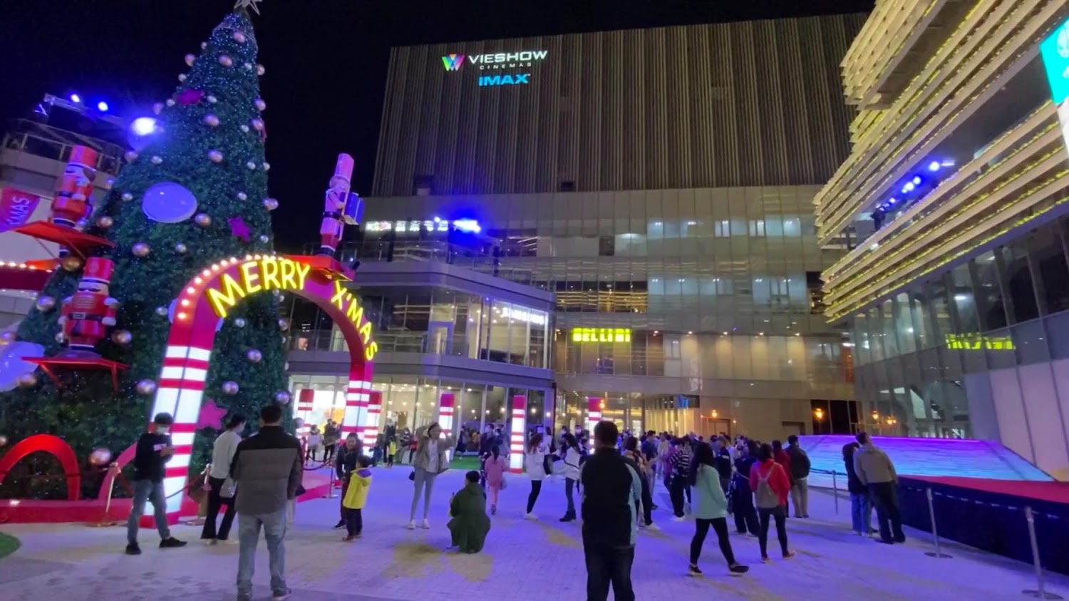 南紡購物中心聖誕樹與影城建築夜景