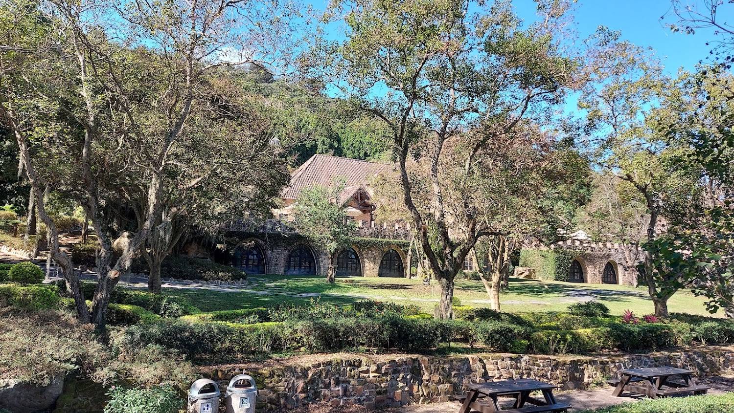 古堡風建築與草地野餐桌