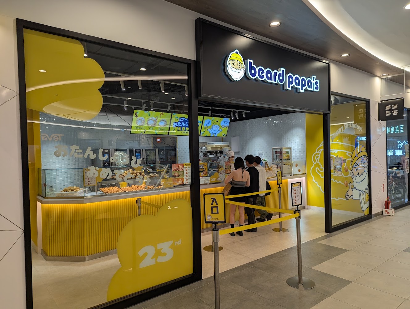 台南三井 Outlet 甜點店排隊人潮