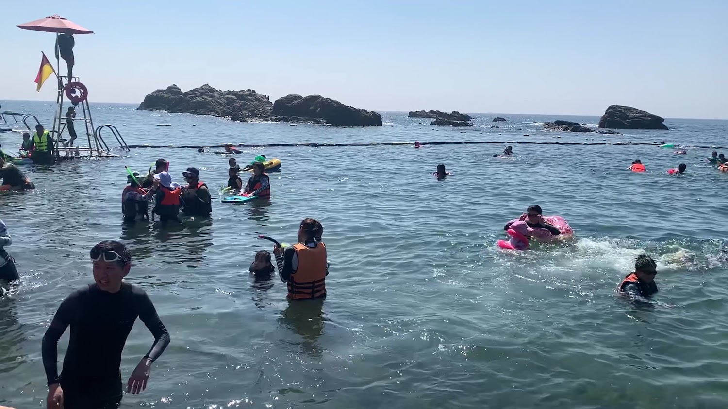 龍洞灣海洋公園海邊戲水人潮