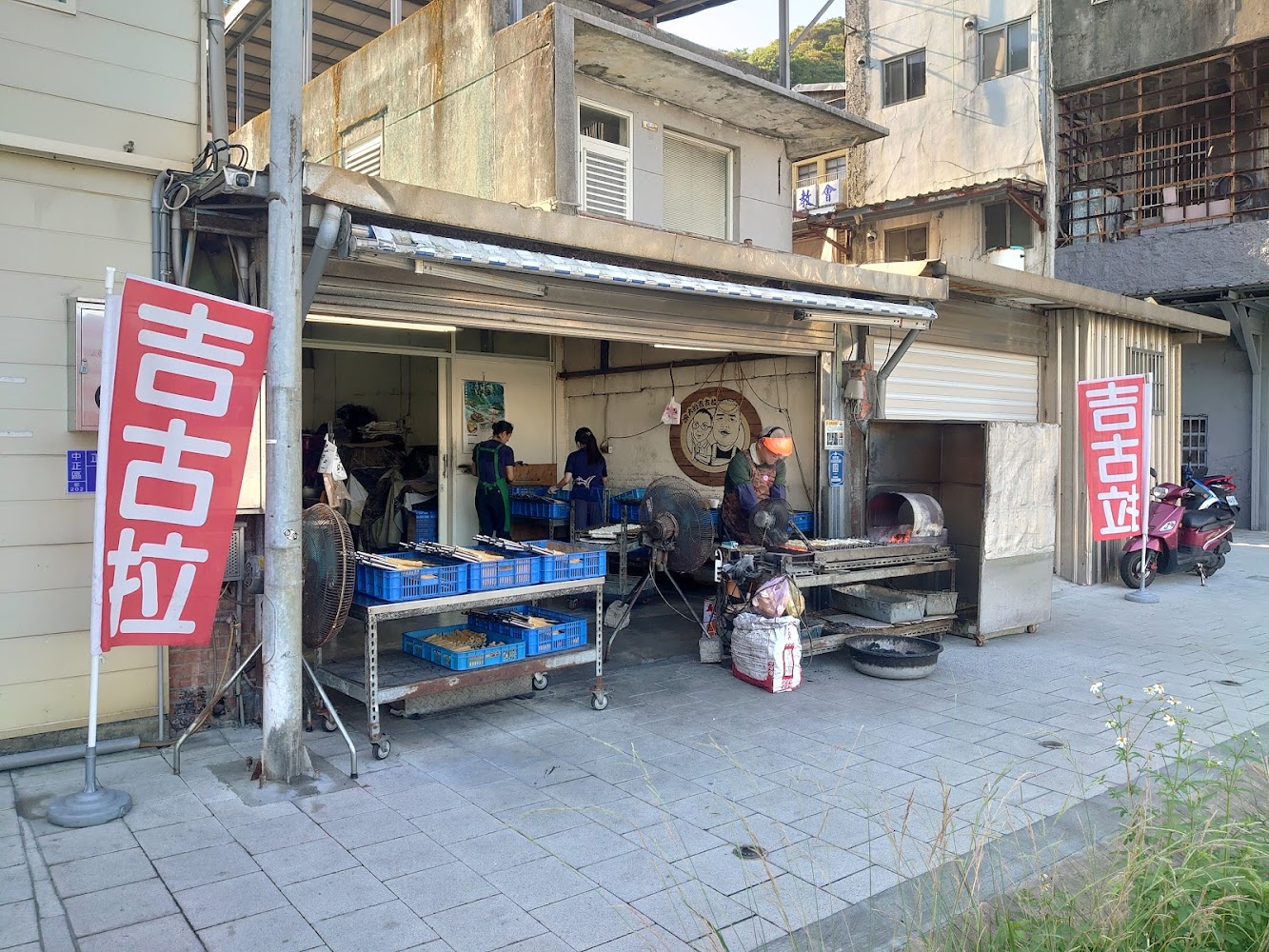 碳烤吉古拉店面與旗幟