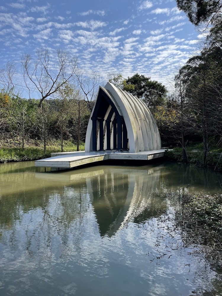 格林奇幻森林水上白色建築