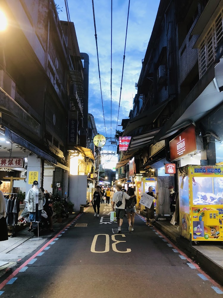 安平街段巷弄商店與夾娃娃機
