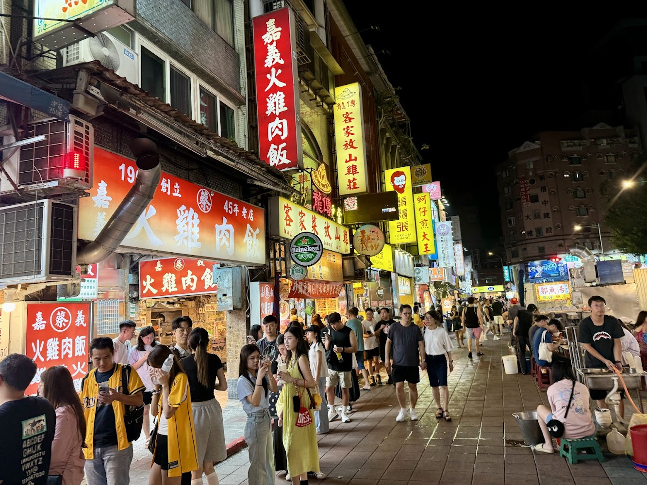 夜市街上火雞肉飯等招牌與行人