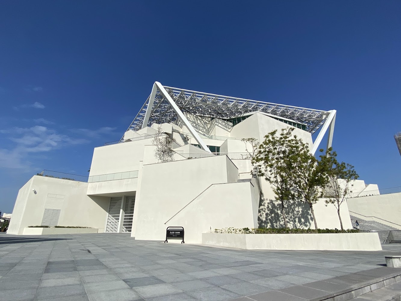 臺南市美術館白色建築與廣場景觀