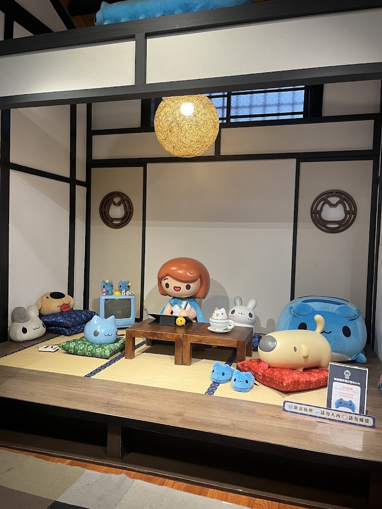 和室木桌與角色玩偶佈景