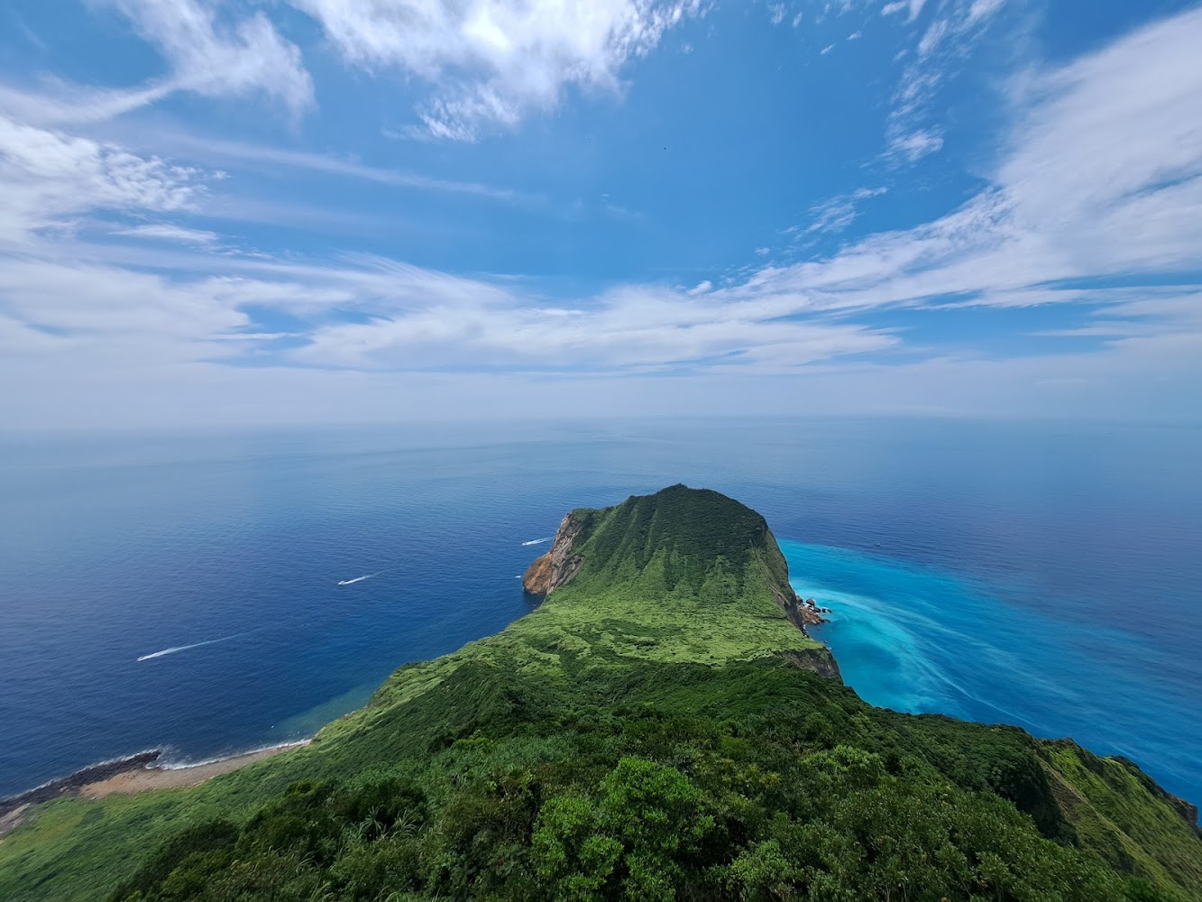 401高地俯瞰龜山島與湛藍海洋全景