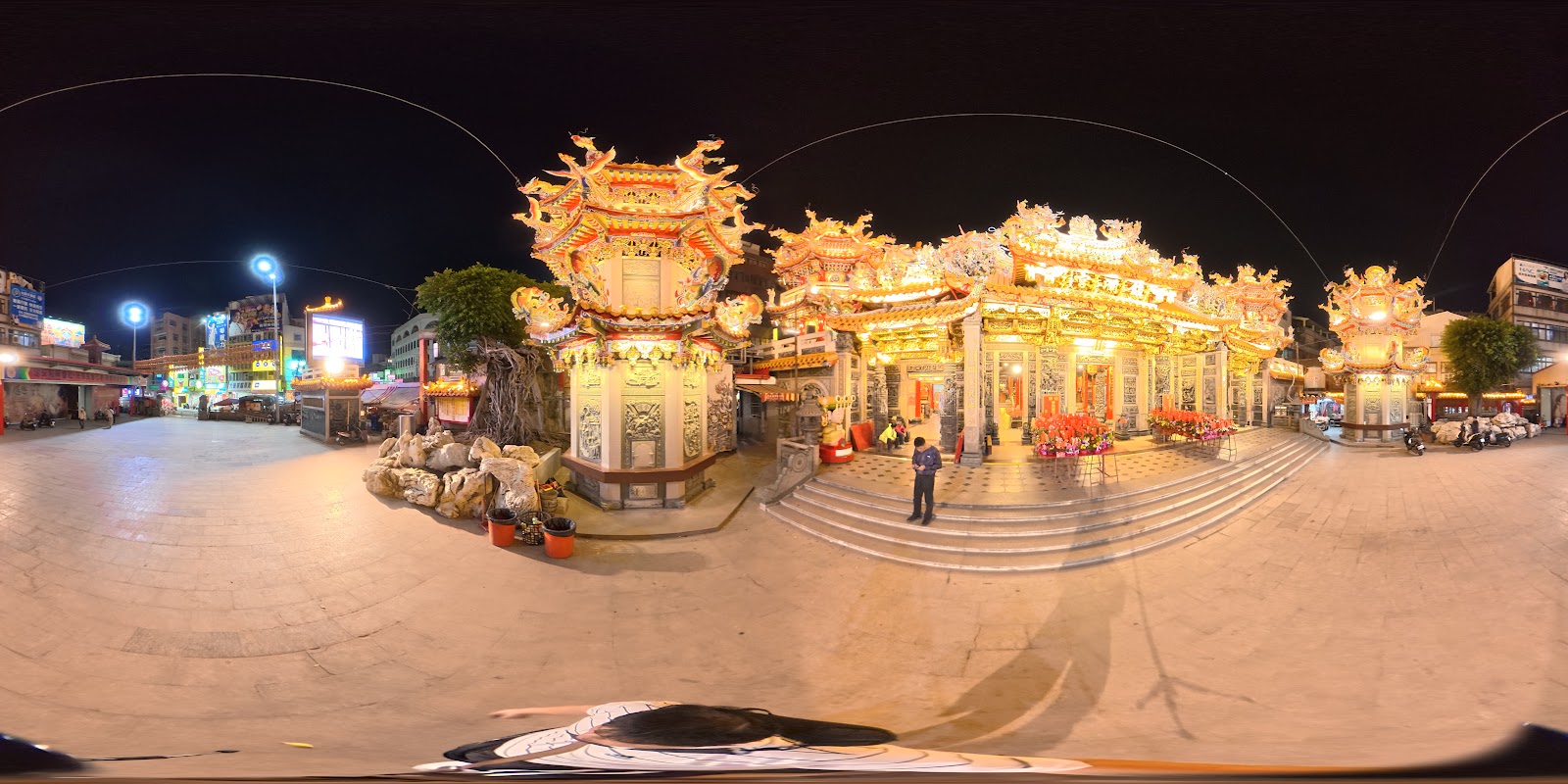 大甲鎮瀾宮夜景360度全景，金光燦爛，周邊商圈熱鬧