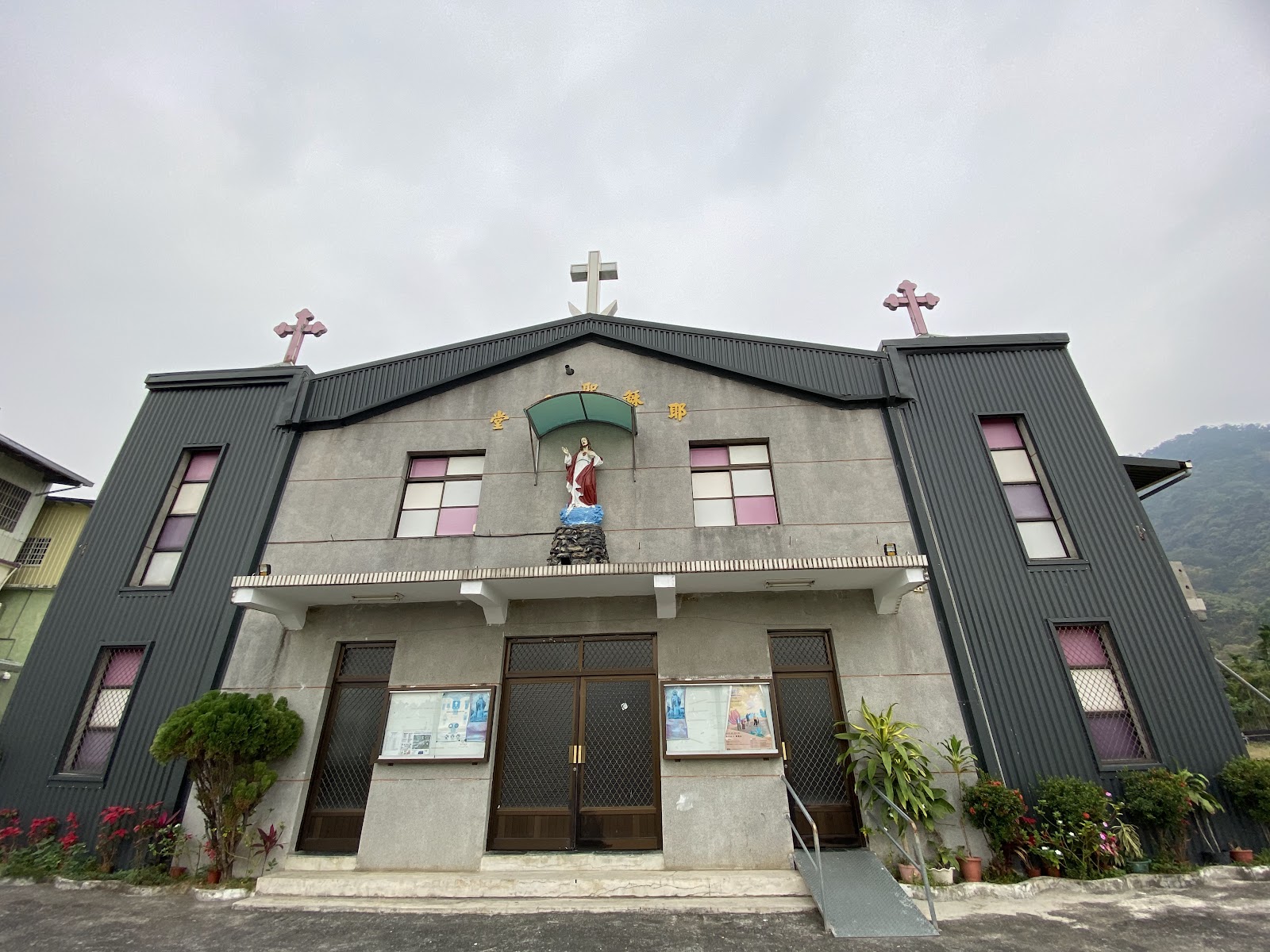 萬金聖母聖殿近景，教堂建築細節與宗教氛圍