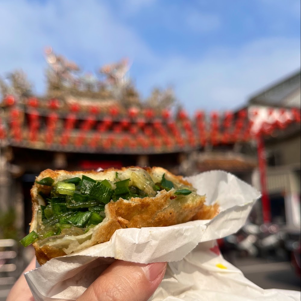 通霄王記煎包內餡飽滿，手拿咬開可見韭菜