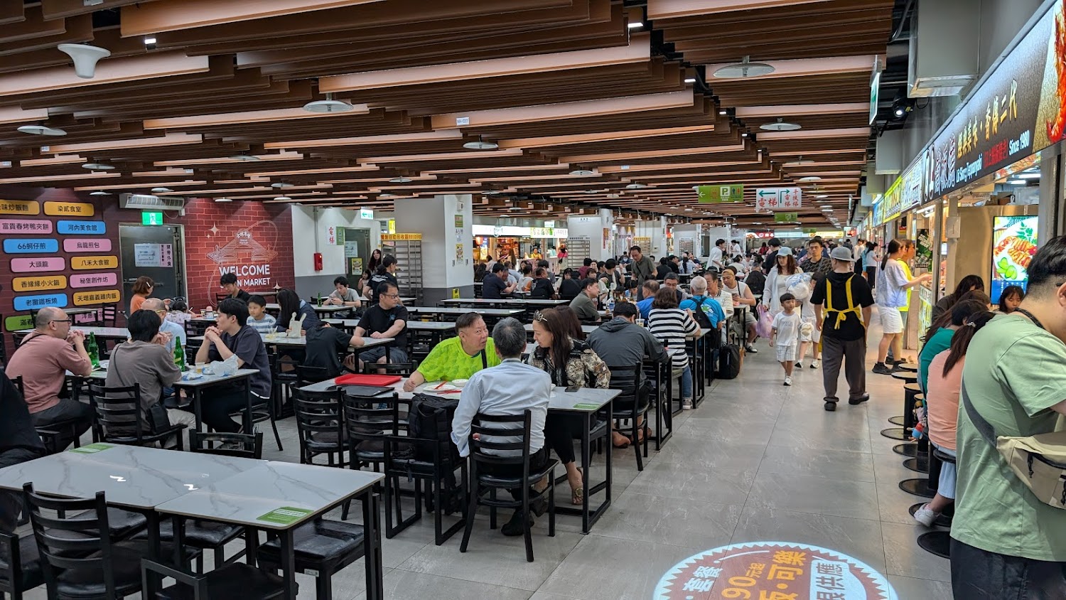 士林市場用餐區與人潮