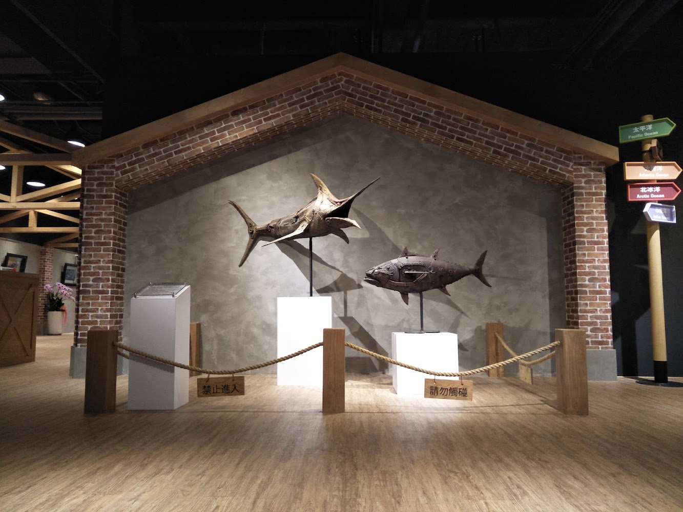 寶熊漁樂碼頭館內展覽,有魚類藝術裝置與海洋指標