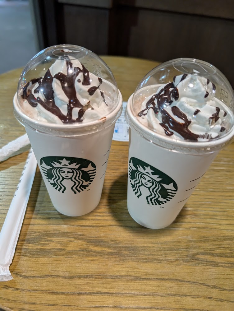 花蓮門市兩杯星巴克飲料與木桌畫面