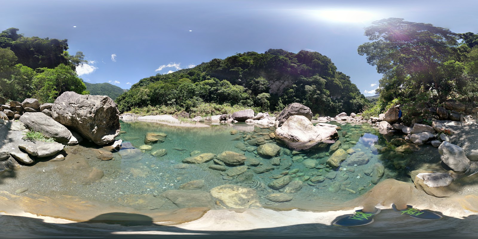 慕谷慕魚全景溪谷，清澈見底碧水，礁石散布，藍天綠山