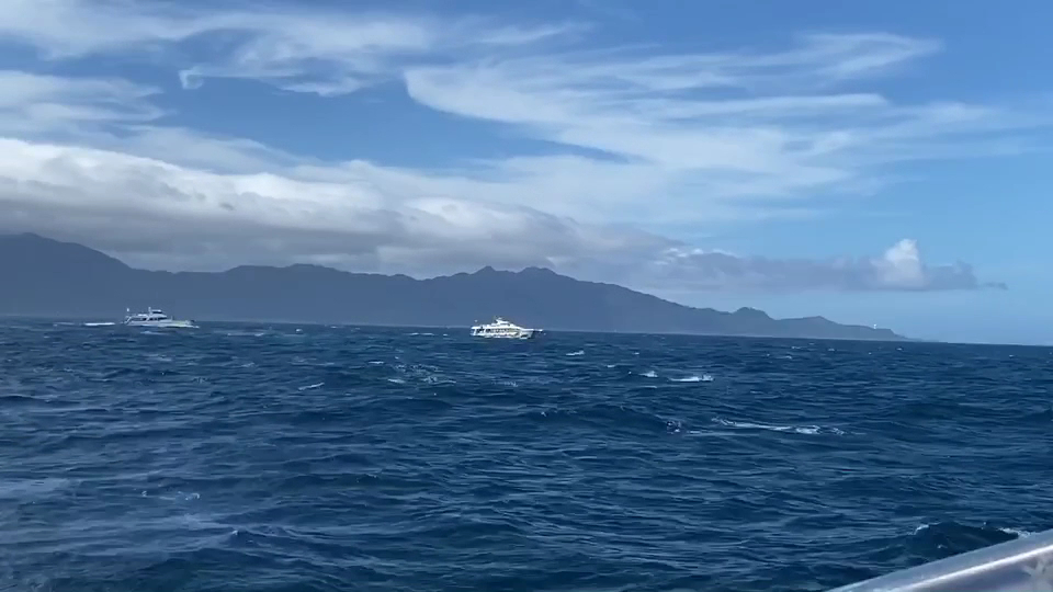 海面上遠方有船隻與山景
