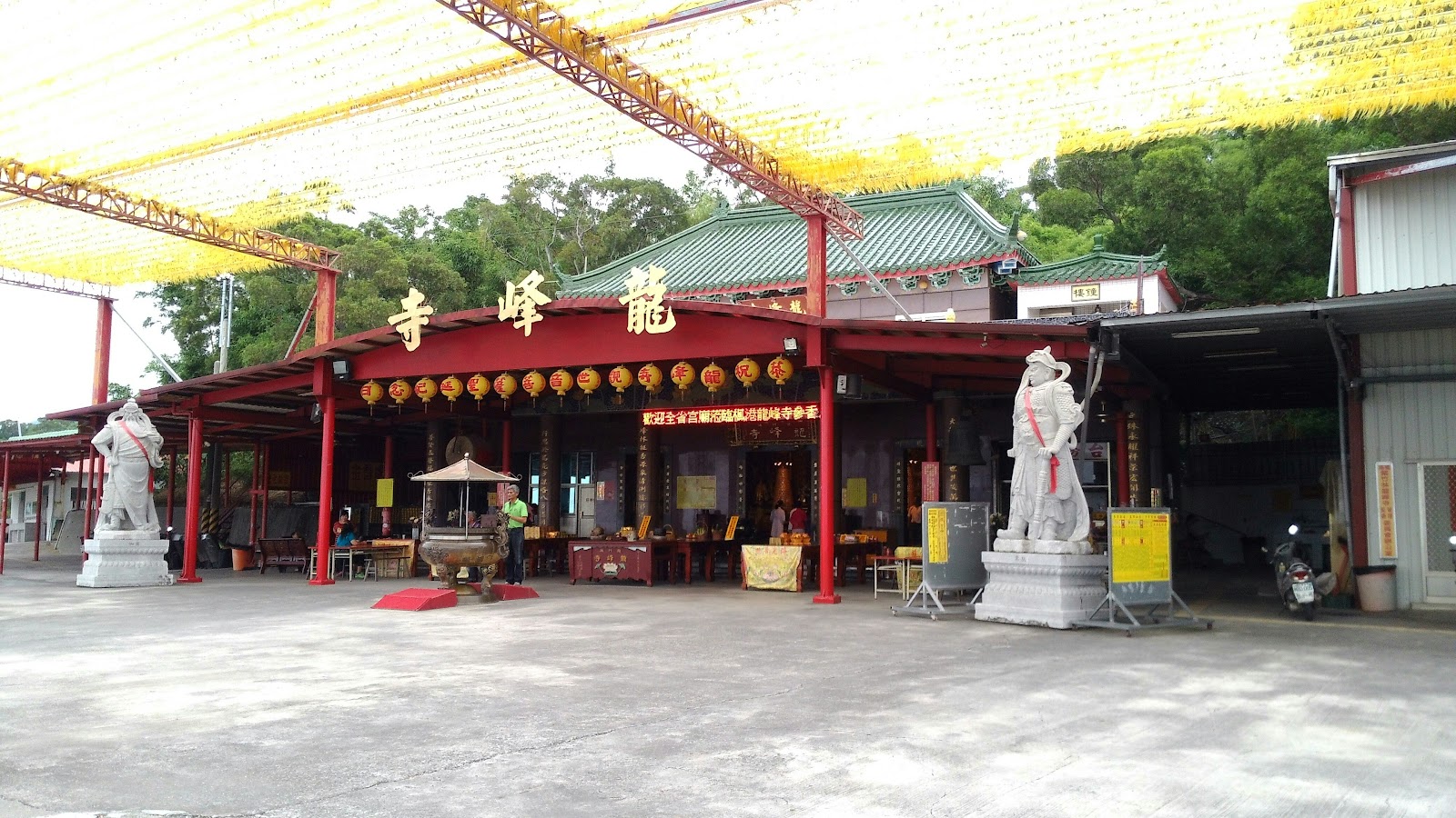 楓港紫竹林龍峰寺廣場全景，廟前兩側白色石像，黃色燈籠高掛，屏東獅子鄉景點