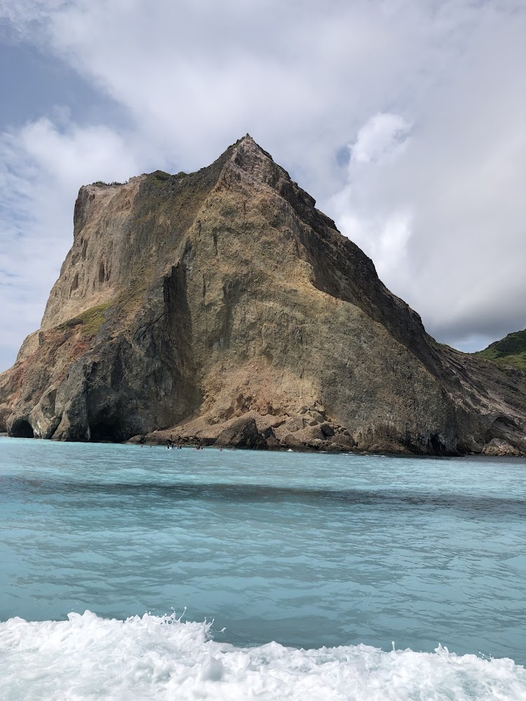 龜山島巨大岩山矗立在藍色海面上