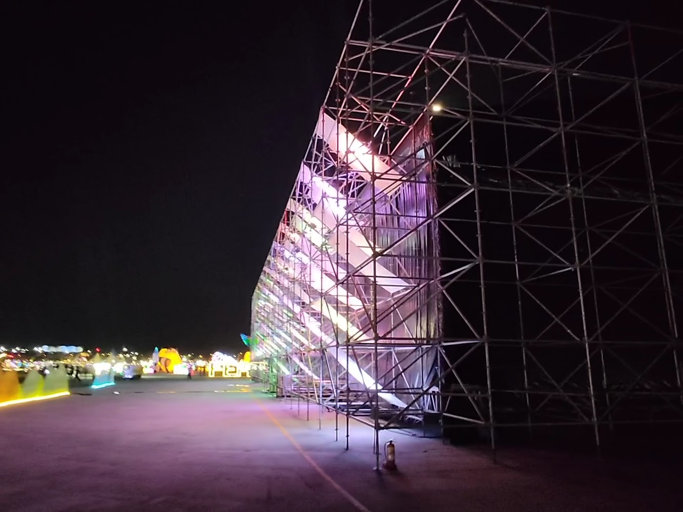 TECH WORLD館夜間燈光裝置與鋼架結構，氣氛繽紛熱鬧。