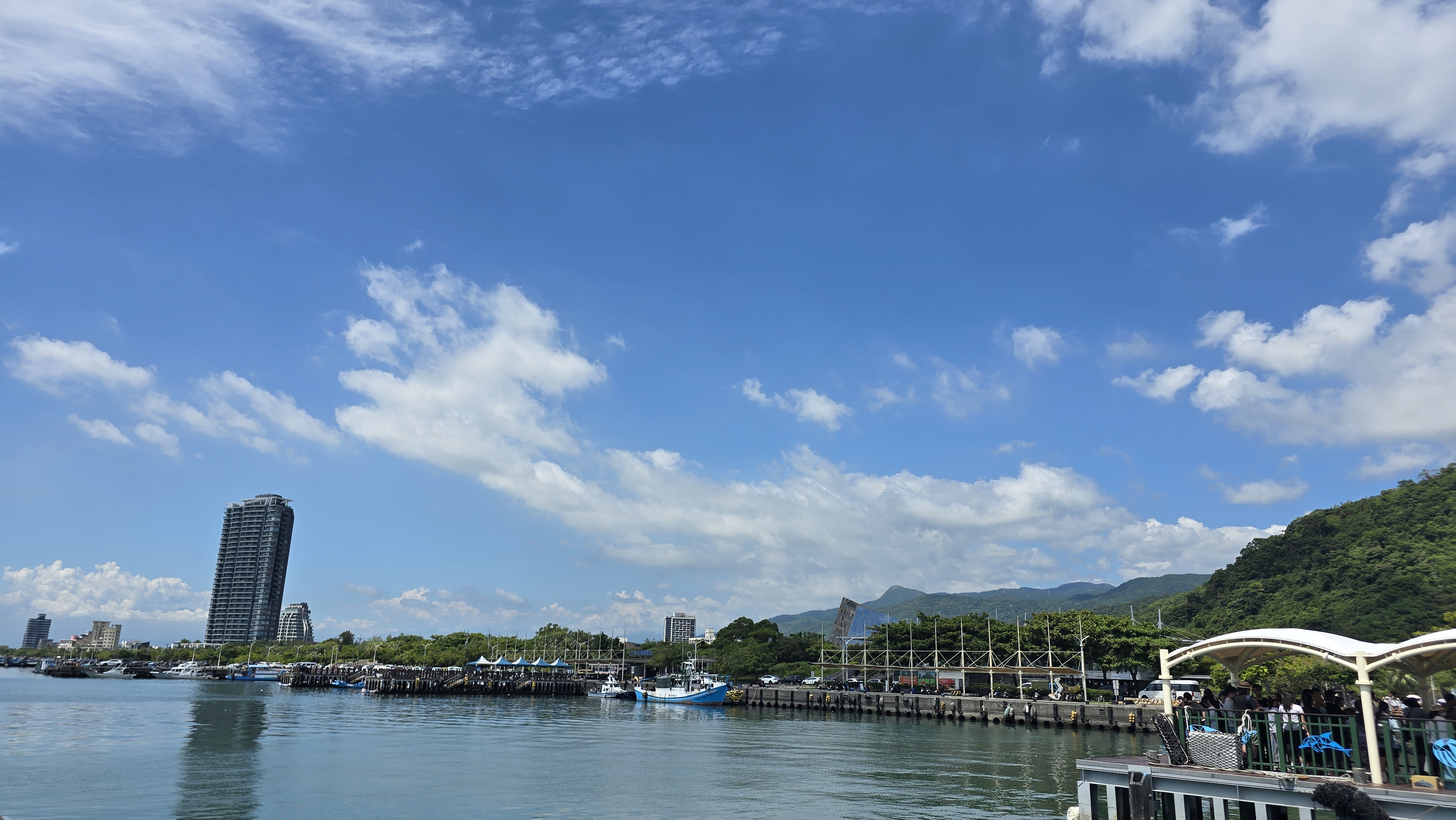 烏石港港口景致與山海背景
