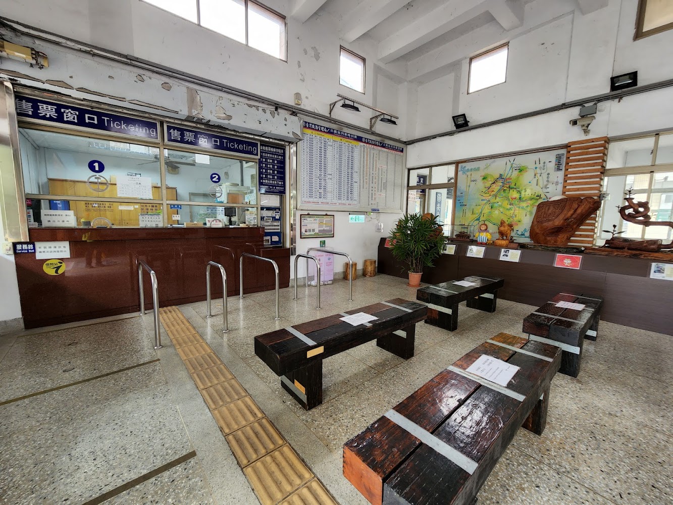 三義車站售票大廳與木雕展示