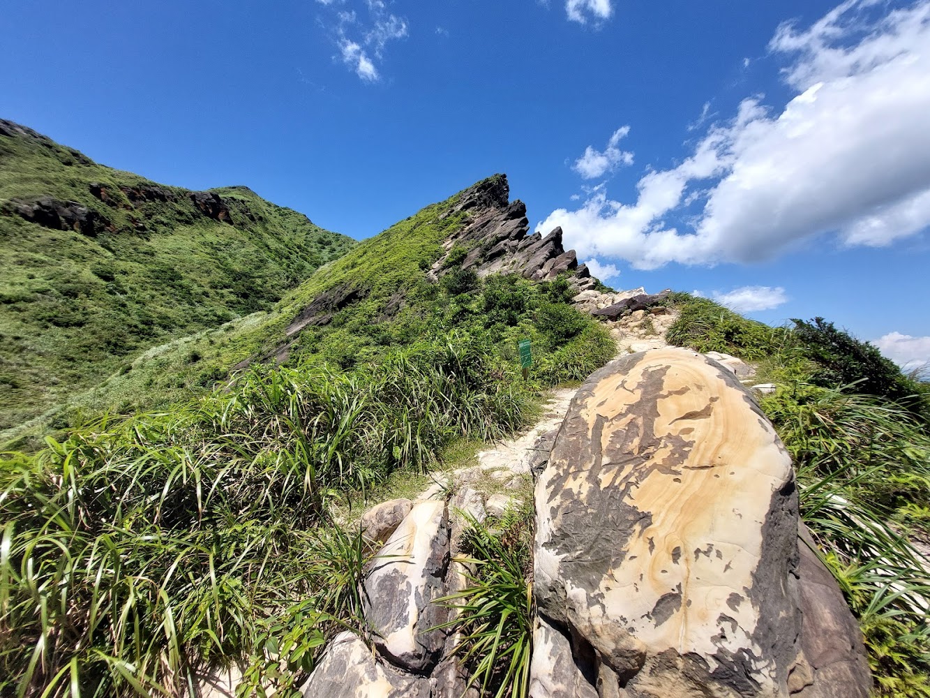 黃金五稜劍龍稜山徑巨石地形