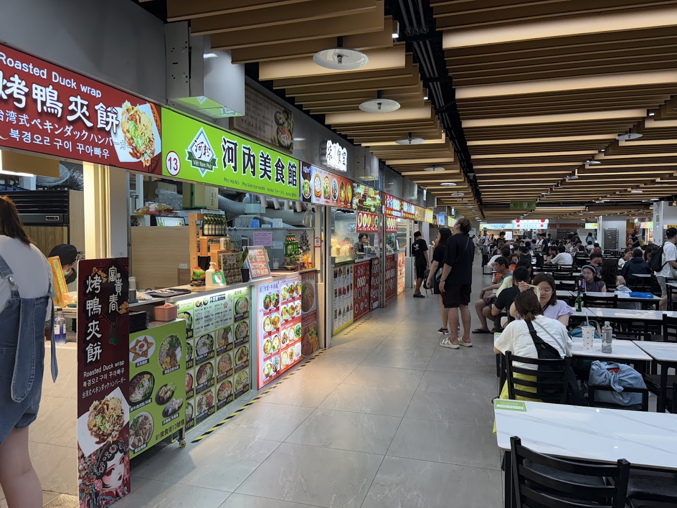 士林夜市地下美食街餐飲攤位與用餐區