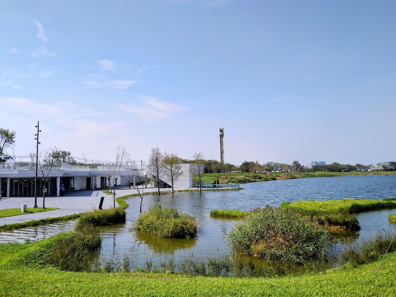 湖邊小島與白色建築景觀
