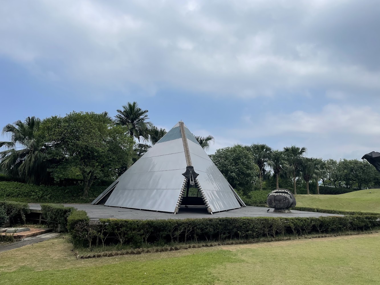 金字塔造型建築與前方雕塑