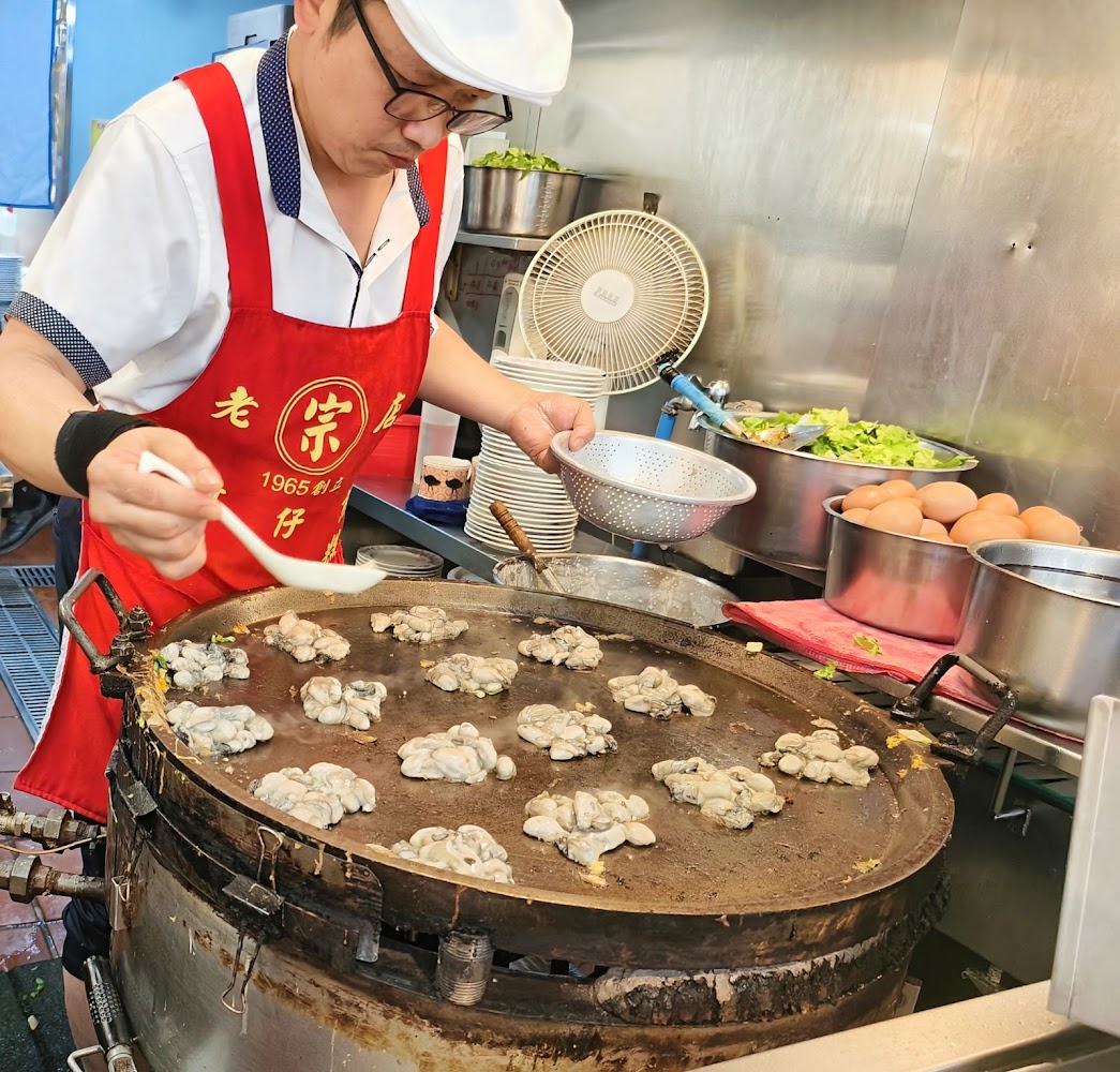 鐵板上現煎蚵仔煎的料理畫面