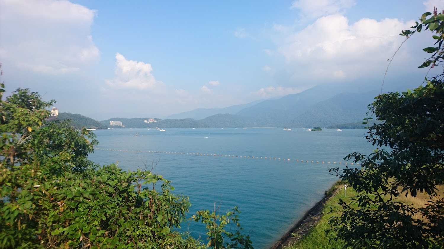 湖泊與船隻遠方山脈景色