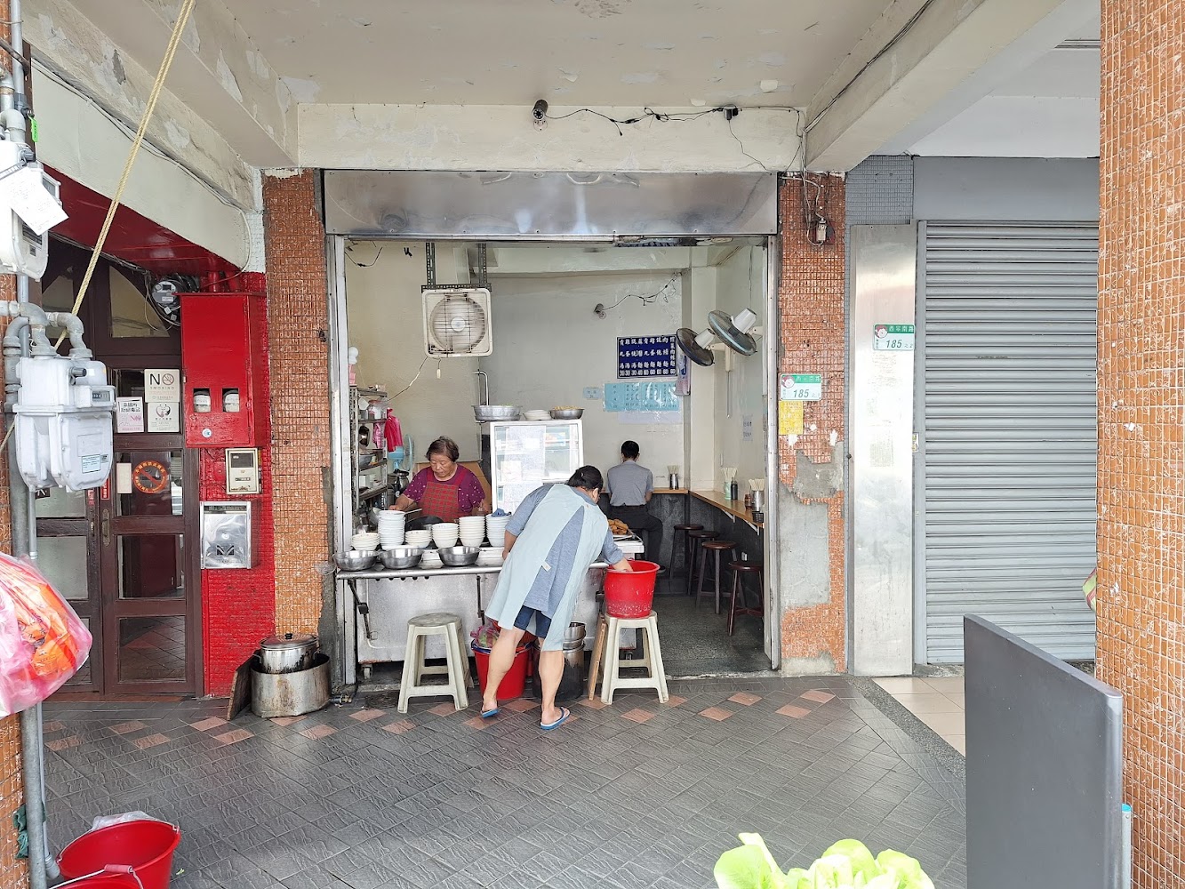 西寧南路陽春麵店內部