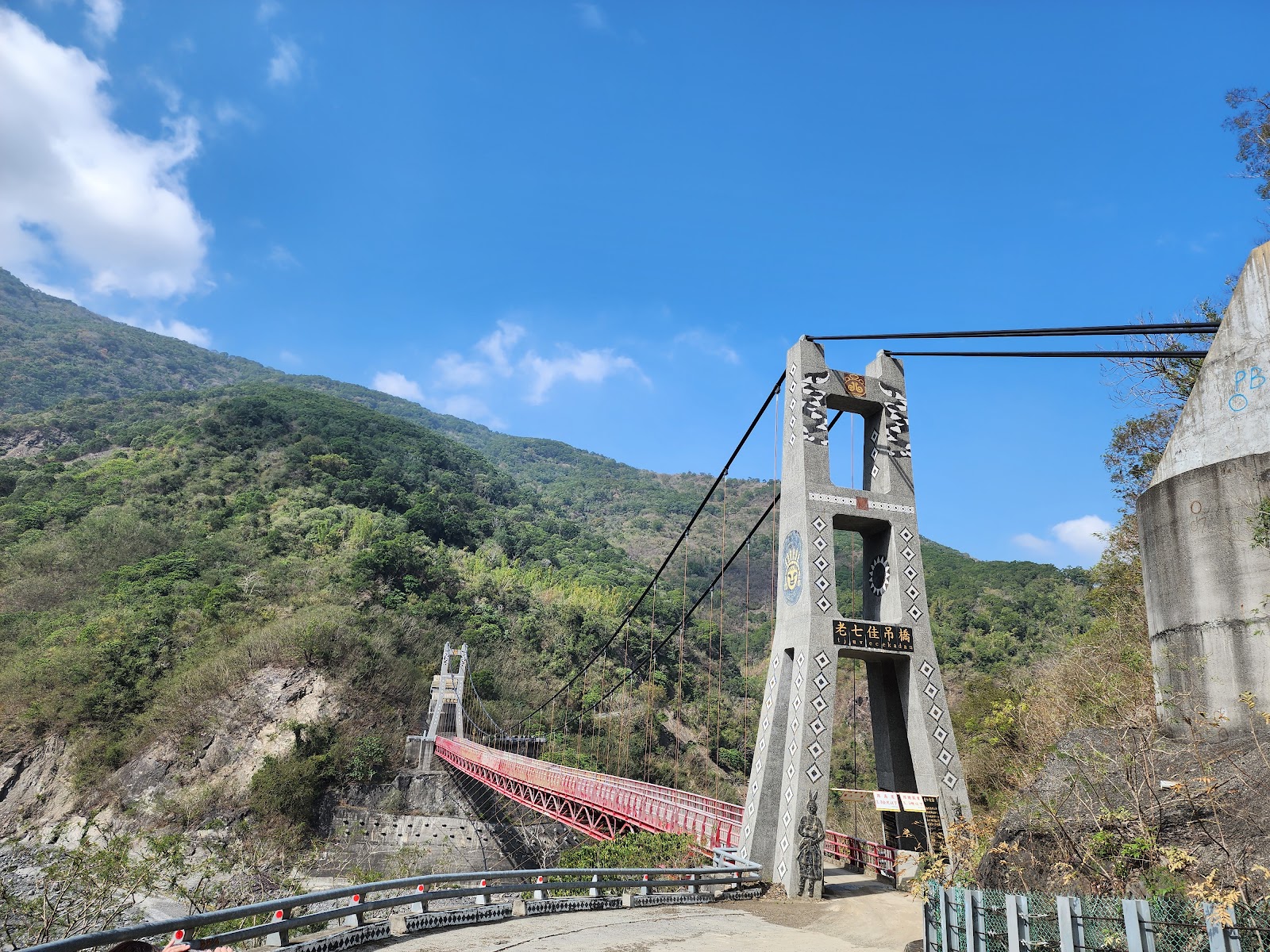 老七佳吊橋橋塔近拍,排灣族菱形紋飾,晴天藍天,屏東春日鄉景點