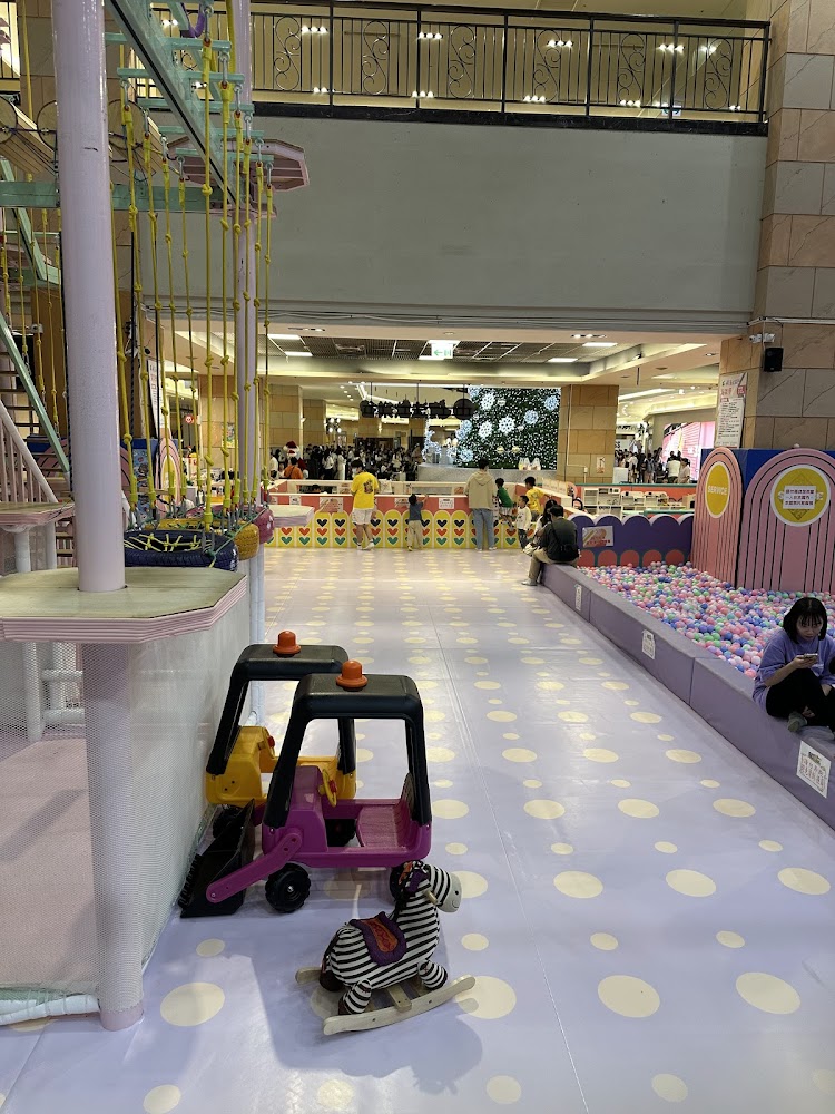 低齡兒童遊戲區搖搖馬小車與球池