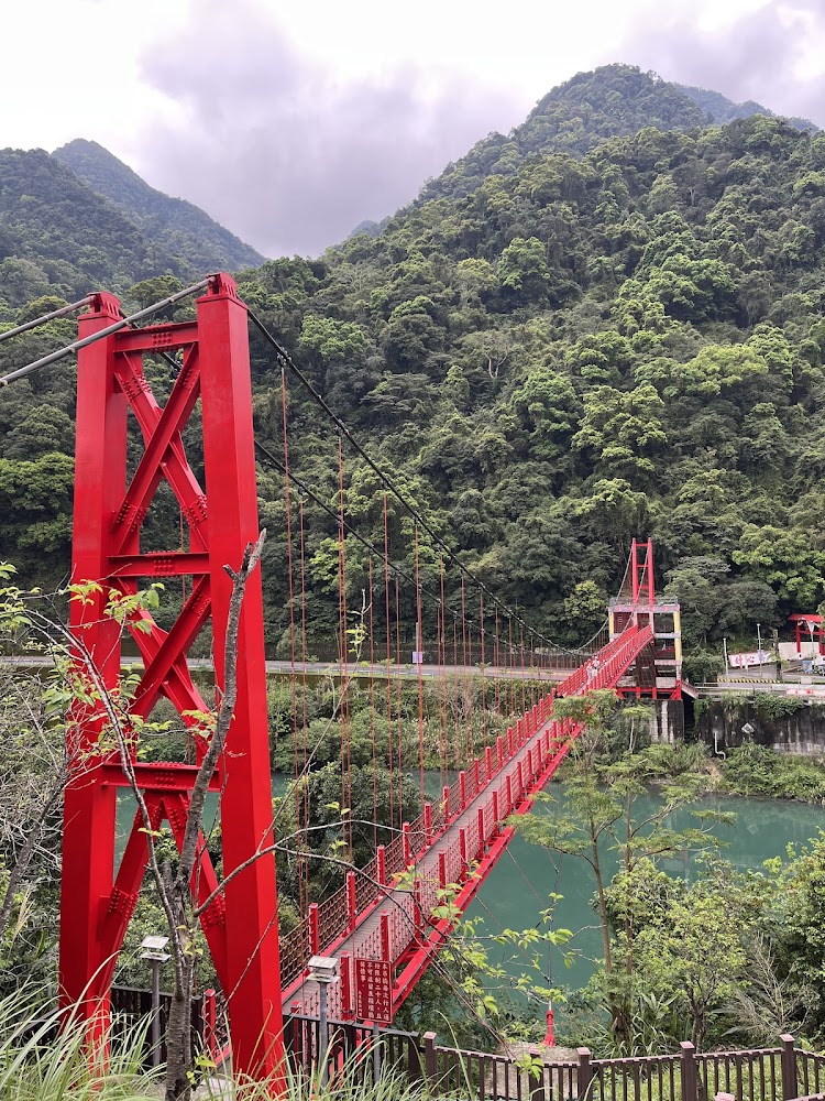 烏來吊橋近景與山林背景