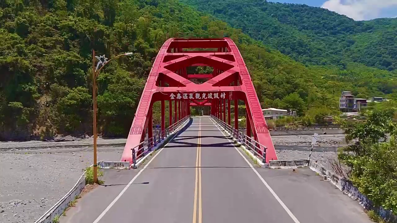 金崙溫泉虹橋正面俯角拍攝橋面道路