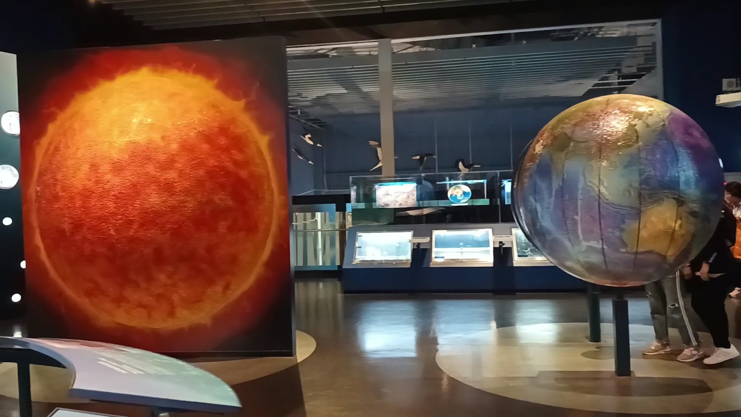 館內展示太陽與地球模型
