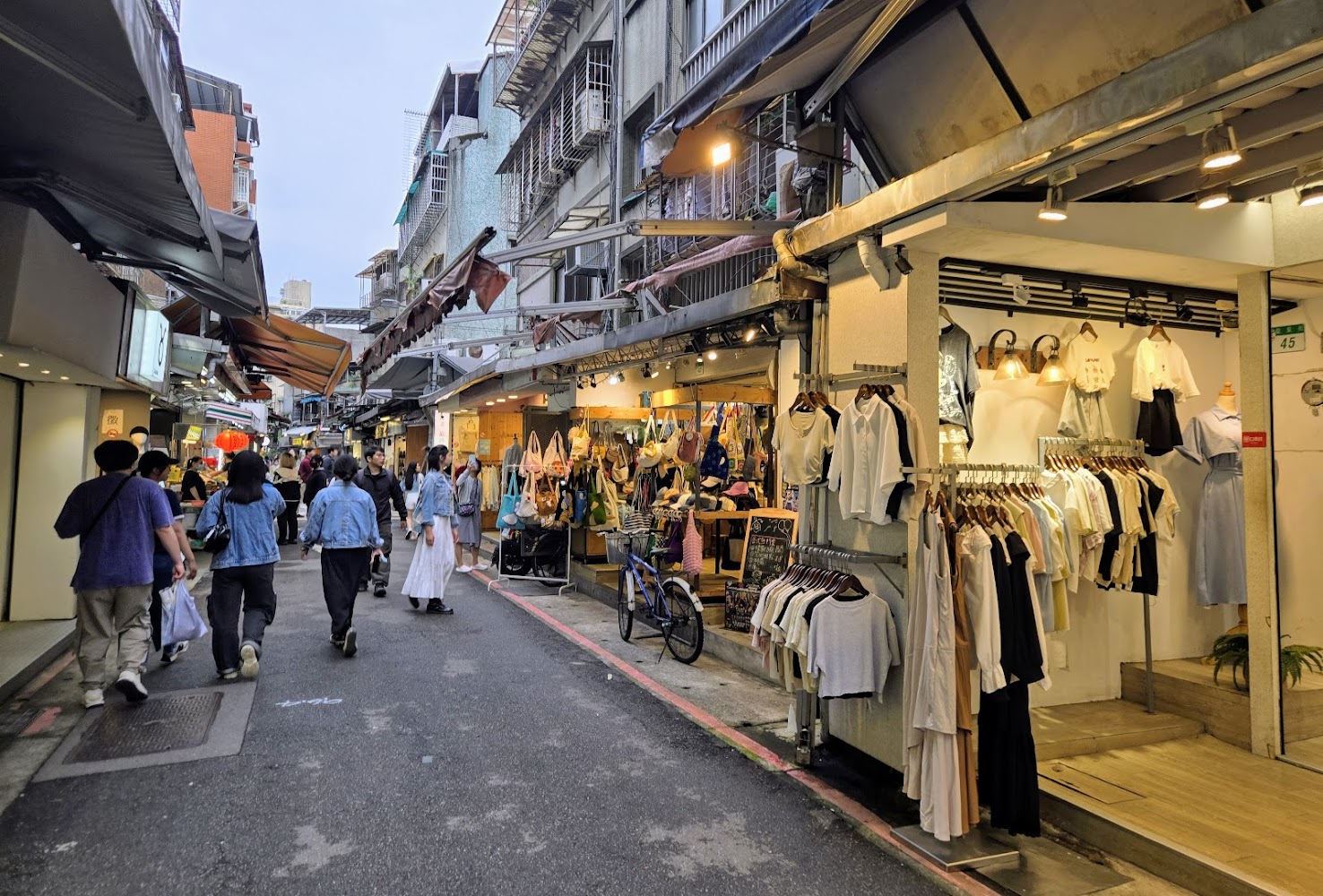 熱鬧巷弄兩旁有服飾與小店,適合逛街散步。