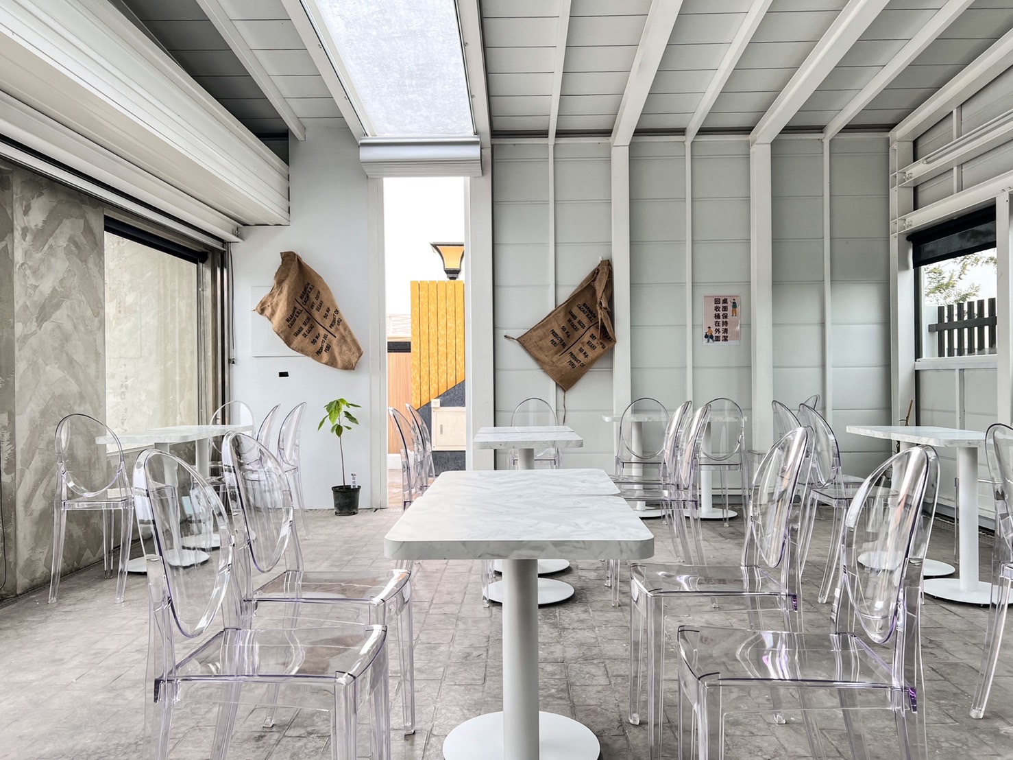 土庫驛可可莊園室內用餐區，白色系空間搭配幽靈透明椅