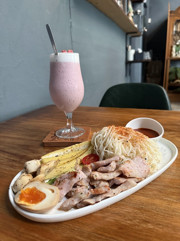 冷麵搭配豬肉玉米筍與奶昔