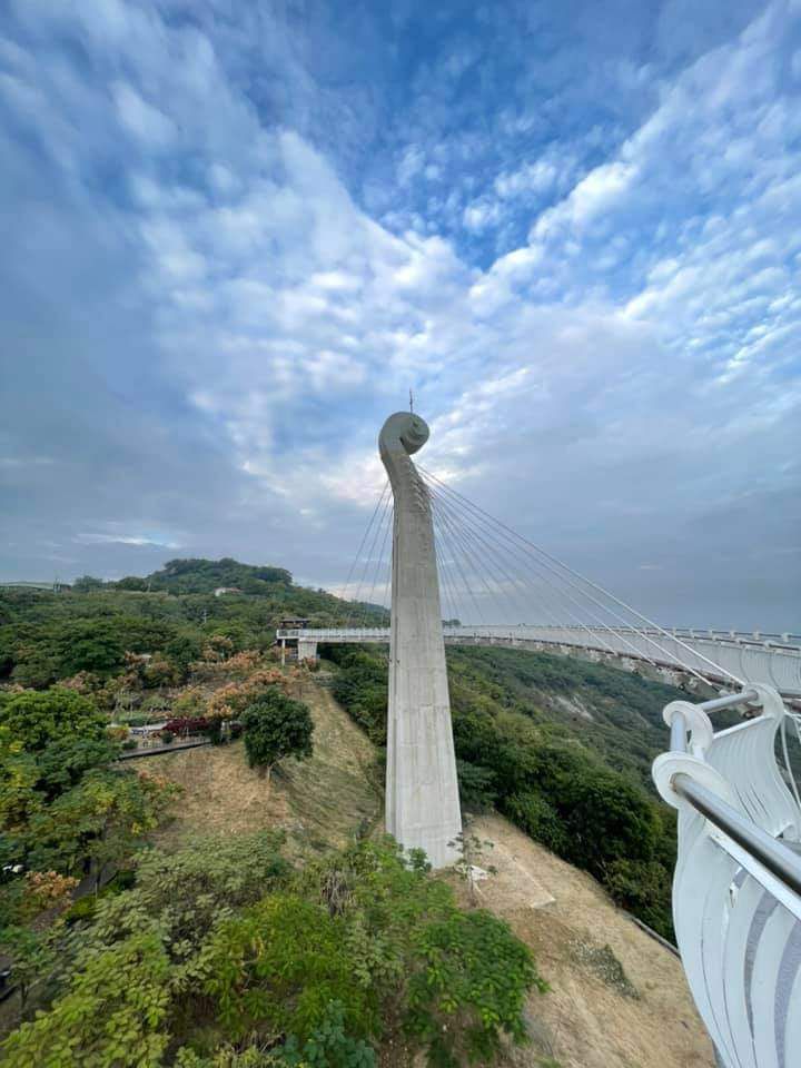 造型特殊的吊橋