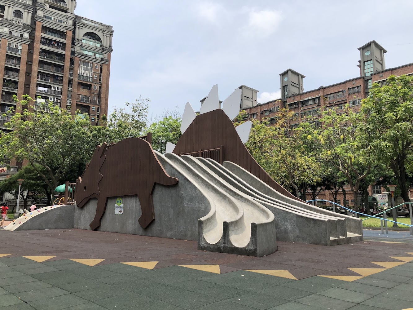 溫州公園恐龍主題遊具與草地
