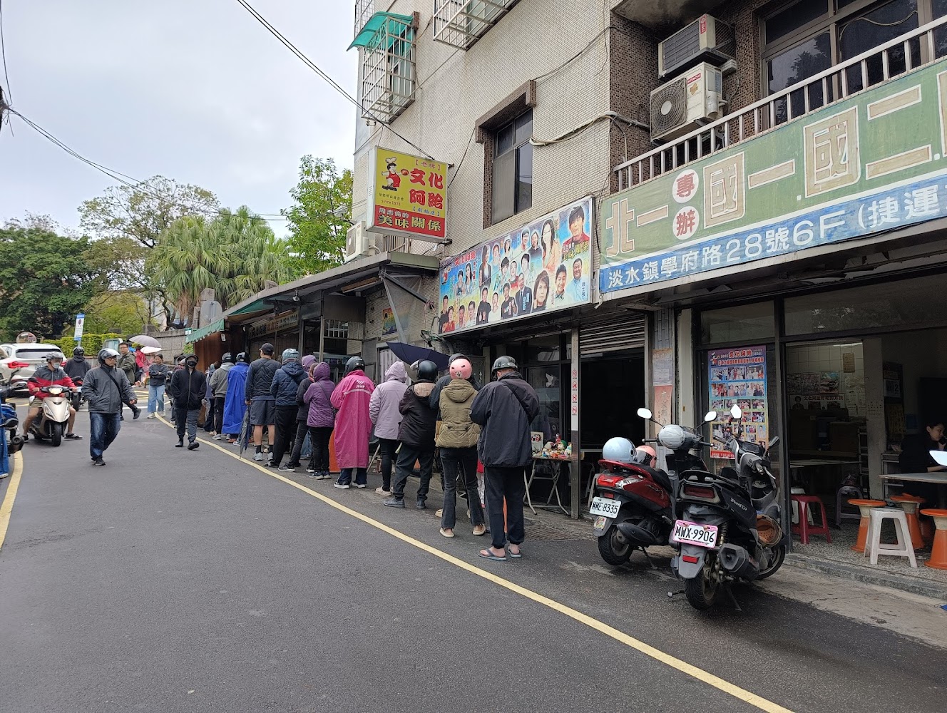 淡水文化阿給門口排隊人潮,為老街熱門小吃之一