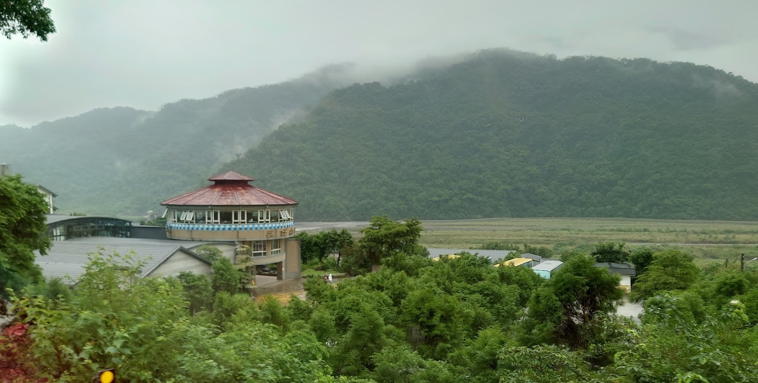 圓形紅屋頂建築與雲霧山景