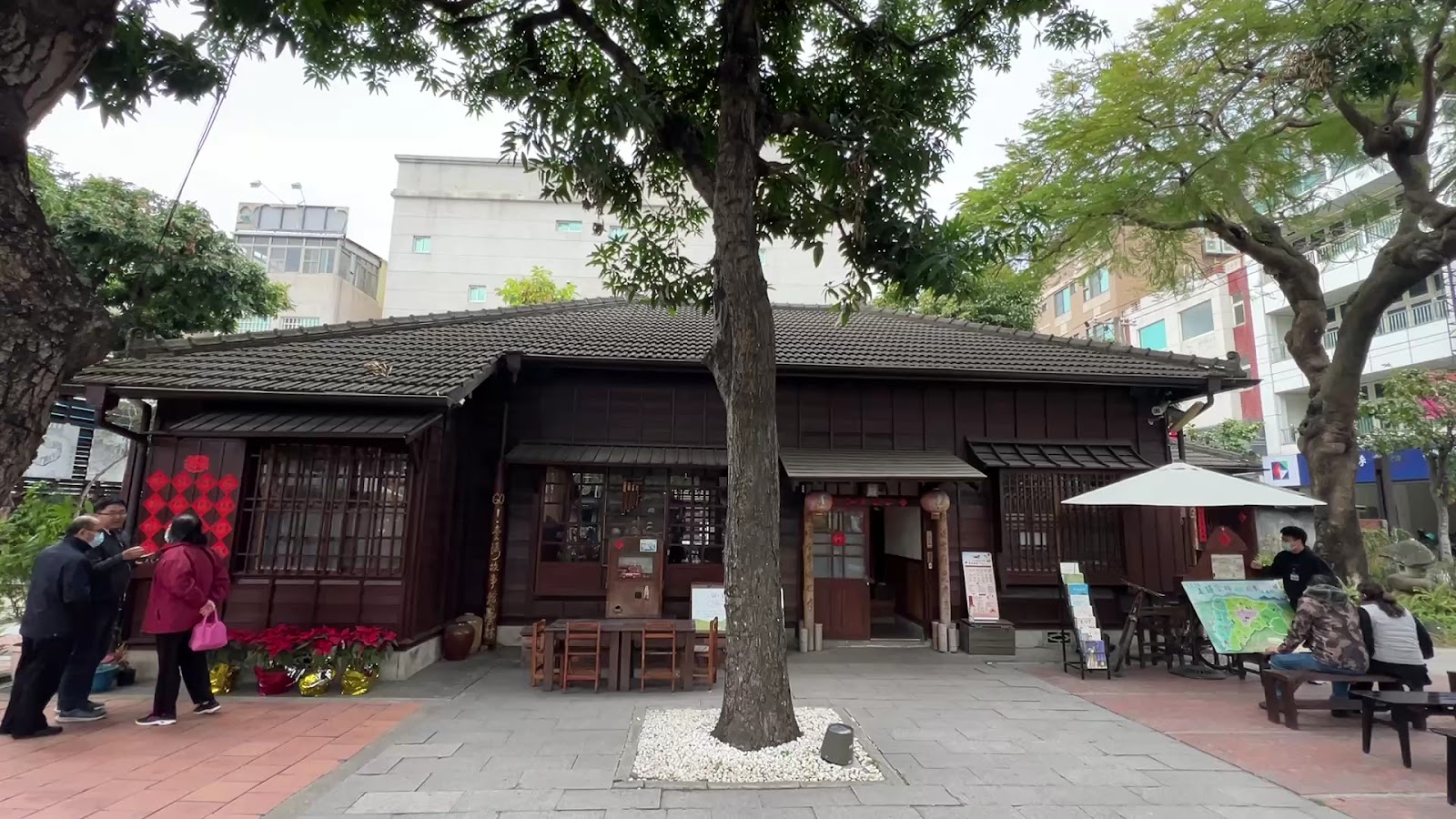 雲林故事館外觀，深褐色木造日式平房建築