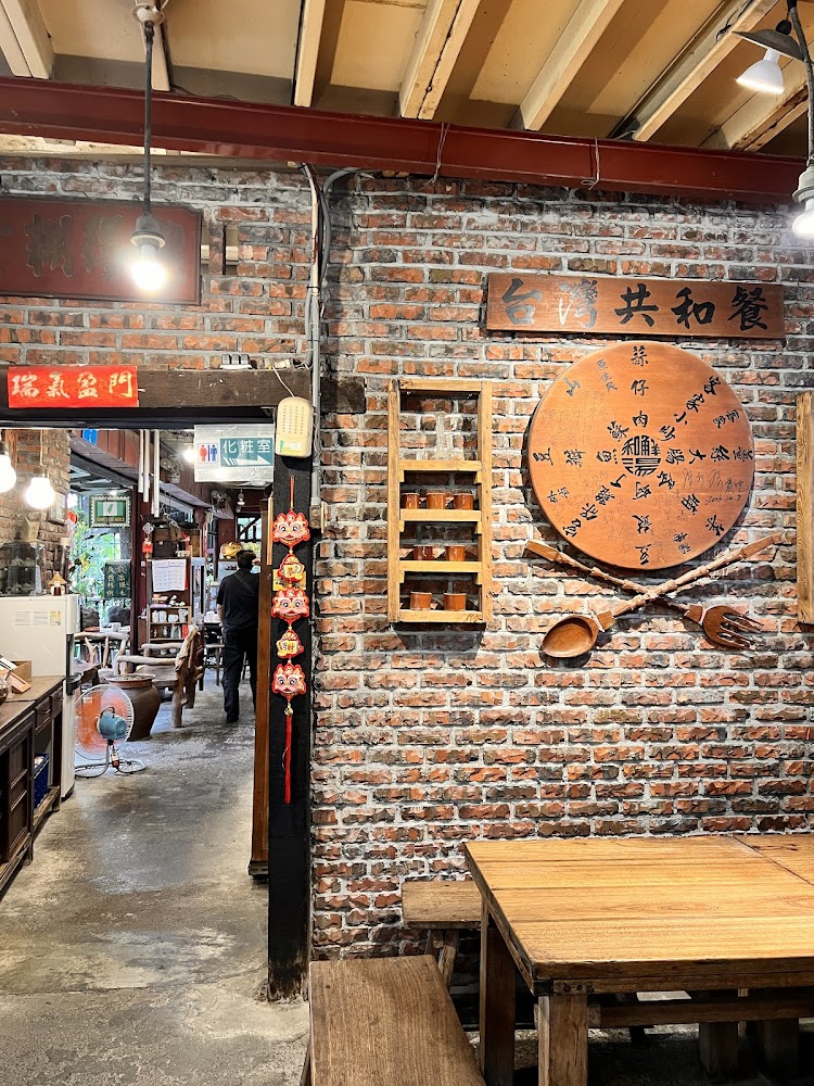 驛站食堂紅磚牆復古裝潢